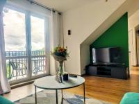 Televízia a/alebo spoločenská miestnosť v ubytovaní Zielony apartament z widokiem na jezioro