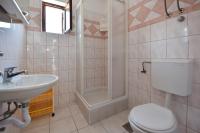 Kúpeľňa v ubytovaní Apartments by the sea Kustici, Pag - 6353