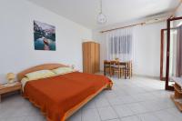 Posteľ alebo postele v izbe v ubytovaní Apartments by the sea Kustici, Pag - 6353