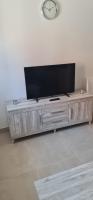 Televízia a/alebo spoločenská miestnosť v ubytovaní Apartamentos Tarifa Sun