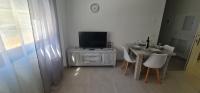 Televízia a/alebo spoločenská miestnosť v ubytovaní Apartamentos Tarifa Sun