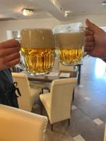 Zwei Leute, die zwei Gläser Bier hochhalten. in der Unterkunft Penzión Anesis in Turčianske Teplice
