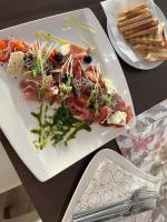 zwei Teller Essen auf einem Tisch mit Brot in der Unterkunft Penzión Anesis in Turčianske Teplice