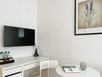 Telewizja i/lub zestaw kina domowego w obiekcie Flower House Warsaw Chopin Airport