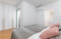 Posteľ alebo postele v izbe v ubytovaní 2 Bedroom Stunning Home In Peroj