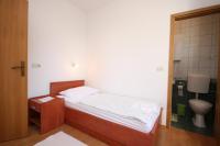 Postel nebo postele na pokoji v ubytování Apartment Stara Novalja 6301b