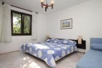 Tempat tidur dalam kamar di Apartments with a parking space Umag - 7171