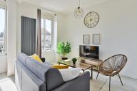 a living room with a couch and a tv at Appartement Cosy Bourgoin - Gare &amp; Centre in Bourgoin
