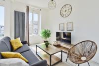 a living room with a couch and a table and a tv at Appartement Cosy Bourgoin - Gare &amp; Centre in Bourgoin
