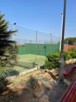 Tenis alebo squash v ubytovaní Lupe Villa Romana alebo jeho okolí