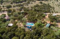 Der Swimmingpool an oder in der Nähe von Fox Tiny Home - The Cabins at Rim Rock