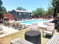 Der Swimmingpool an oder in der Nähe von Fox Tiny Home - The Cabins at Rim Rock