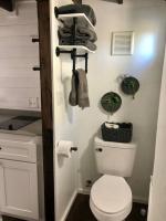 Ein Badezimmer in der Unterkunft Fox Tiny Home - The Cabins at Rim Rock