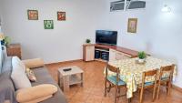 Televízia a/alebo spoločenská miestnosť v ubytovaní Apartments by the sea Cres - 8095
