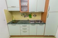 Kuchyňa alebo kuchynka v ubytovaní Apartment Mali Losinj 8093b
