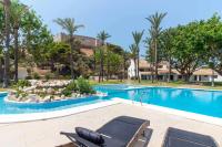 Bazén v ubytovaní Castle Beach House Luxury Beachfront Villa alebo v jeho blízkosti