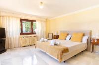 Posteľ alebo postele v izbe v ubytovaní Castle Beach House Luxury Beachfront Villa