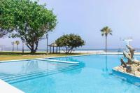 Bazén v ubytovaní Castle Beach House Luxury Beachfront Villa alebo v jeho blízkosti