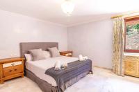 Posteľ alebo postele v izbe v ubytovaní Castle Beach House Luxury Beachfront Villa