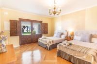 Posteľ alebo postele v izbe v ubytovaní Castle Beach House Luxury Beachfront Villa