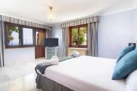 Posteľ alebo postele v izbe v ubytovaní Castle Beach House Luxury Beachfront Villa
