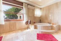 Kúpeľňa v ubytovaní Castle Beach House Luxury Beachfront Villa