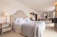 A bed or beds in a room at Isla Baja Suites
