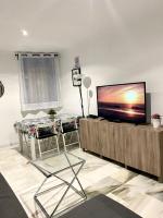 Televízia a/alebo spoločenská miestnosť v ubytovaní NICE APART LOS BOLICHES BEACH WIFI PARKING