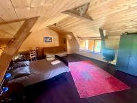 Televízia a/alebo spoločenská miestnosť v ubytovaní Maison de campagne chaleureuse