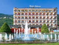 una fuente frente al hotel Albuquerque en Hotel Astoria, en Stresa