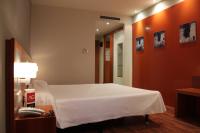 Postel nebo postele na pokoji v ubytování Hotel AG Express Elche