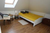Łóżko lub łóżka w pokoju w obiekcie Willa Vita - Apartment z kominkiem i dużym tarasem, Sauna, Jacuzzi, Altana z Grill, z możliwością wynajmu dotakowych pokoi - Schönes Appartement mit Kamin und großer Terrasse, Sauna, Jacuzzi, Pavilion mit Grill und der Option zusätzliche Zimmer zu mieten