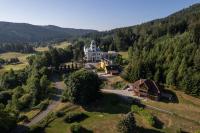Nespecifikovaný výhled na hory nebo výhled na hory při pohledu z hotelu