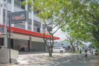 una calle de la ciudad con un coche aparcado frente a un edificio en Cattail Guest House Pontianak, en Pontianak
