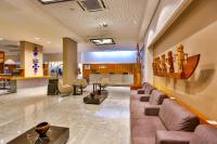 um átrio de escritório com um sofá e uma mesa em Flat Beach Class Executive em Recife