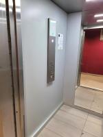 un ascensor en un edificio con una puerta roja en III Appart 2 Pièces, Neuf 200 m de Gare Parking Netflix Evry Courcouronnes, en Courcouronnes