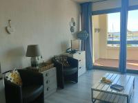 Posedenie v ubytovaní Appartement T3 avec balcon et parking, accès piscine, espaces sportifs - FR-1-195-96