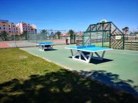 Tenis alebo squash v ubytovaní Appartement T3 avec balcon et parking, accès piscine, espaces sportifs - FR-1-195-96 alebo jeho okolí