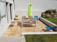 Patio alebo iná vonkajšia časť ubytovania COTE JARDIN - CANCALE - GITE STANDING - PROCHE CENTRE ET PORT