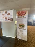 Un cartel de un restaurante de comida rápida con carne. en Victory Coaster, en Seasalter