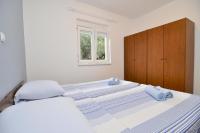 Posteľ alebo postele v izbe v ubytovaní Apartments Marija - Maslenica - first line to the sea