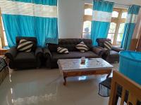 Una sala de estar con un sofá y una mesa de café. en Himalayan Regal House, en Deskit