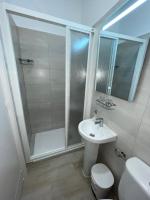 A bathroom at Hostal San Martin