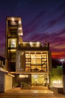Un edificio con luces en la parte superior por la noche. en Jai-cob’s Suites, en Corón