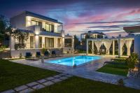 Bazén v ubytování Johnny's White Luxury Villa nebo v jeho okolí