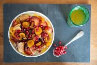 - un bol de fruits et un verre de jus sur une table dans l'établissement Couvent des Cordelières SPA en supplément, à Vezins