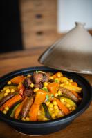 un bol de nourriture avec des saucisses et des légumes sur une table dans l'établissement Couvent des Cordelières SPA en supplément, à Vezins