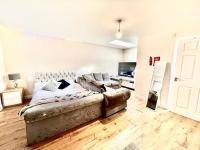 Posezení v ubytování Lt Properties Luton town centre studio Tv Netflix Ground Floor 2