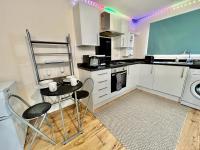 Kuchyň nebo kuchyňský kout v ubytování Lt Properties Luton town centre studio Tv Netflix Ground Floor 2