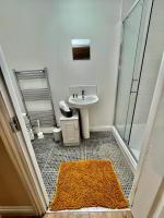 Koupelna v ubytování Lt Properties Luton town centre studio Tv Netflix Ground Floor 2